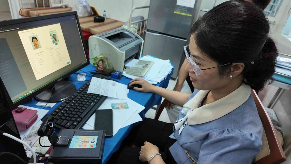 Cán bộ Trạm Y Tế Châu Phú đang sử dụng phần mềm quản lý bệnh án điện tử GEMR