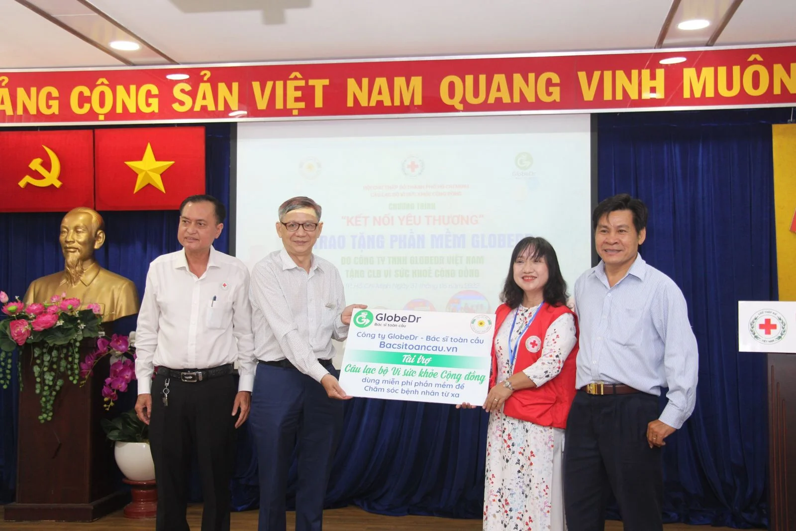 CLB “Vì sức khỏe cộng đồng” tiếp nhận phần mềm tư vấn từ xa của công ty GLOBEDR Việt Nam
