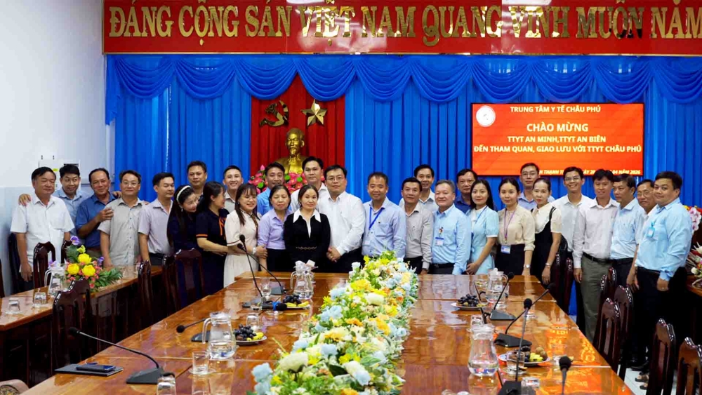 Đoàn công tác tham quan và học hỏi tại Trung tâm Y Tế Châu Phú