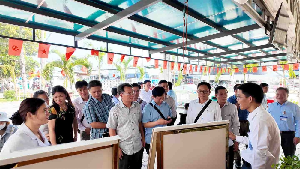 Đoàn công tác tham quan Kiosk thông minh
